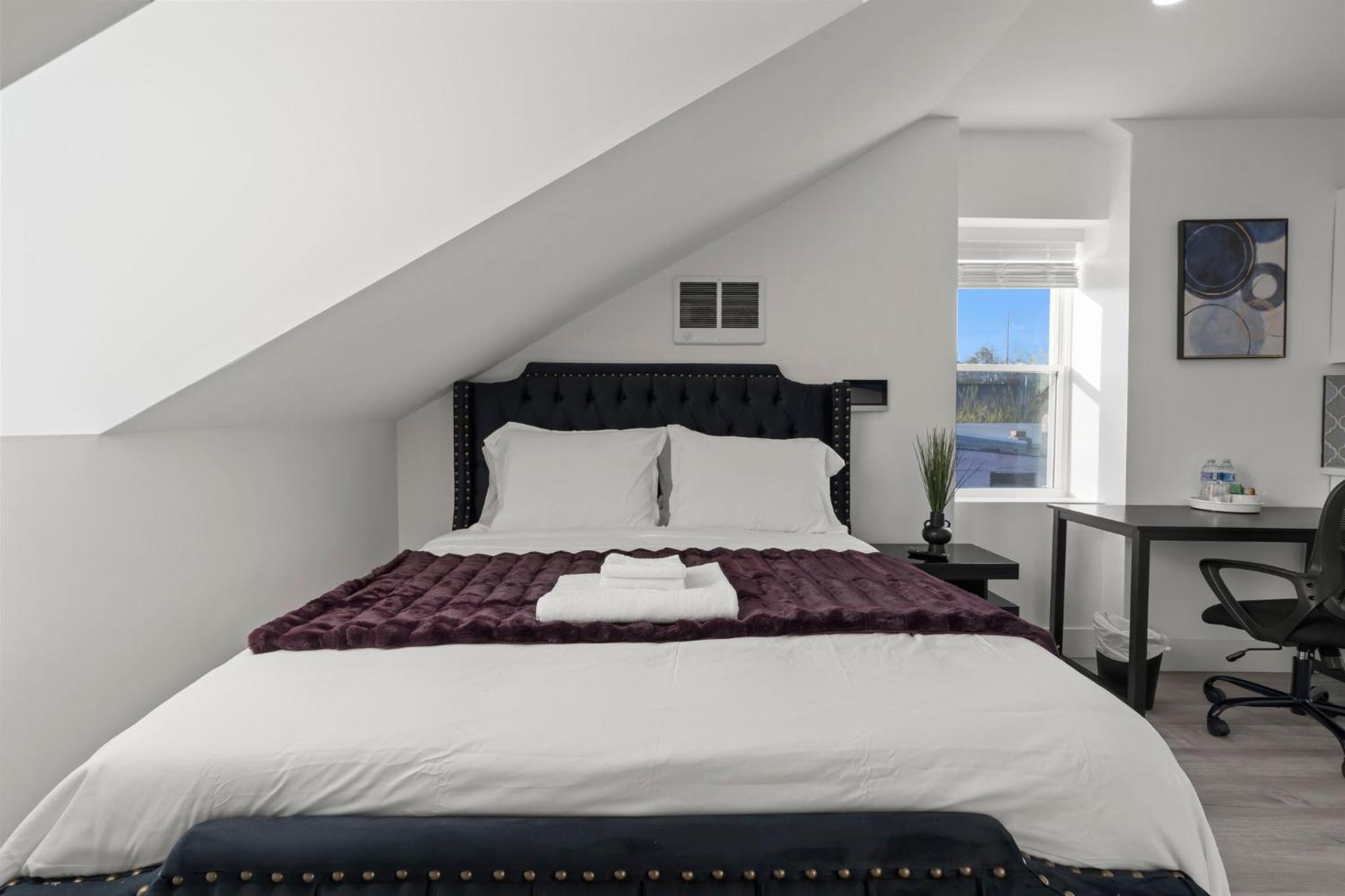 New Season Royals, Airport West Hotel Chester Bilik gambar